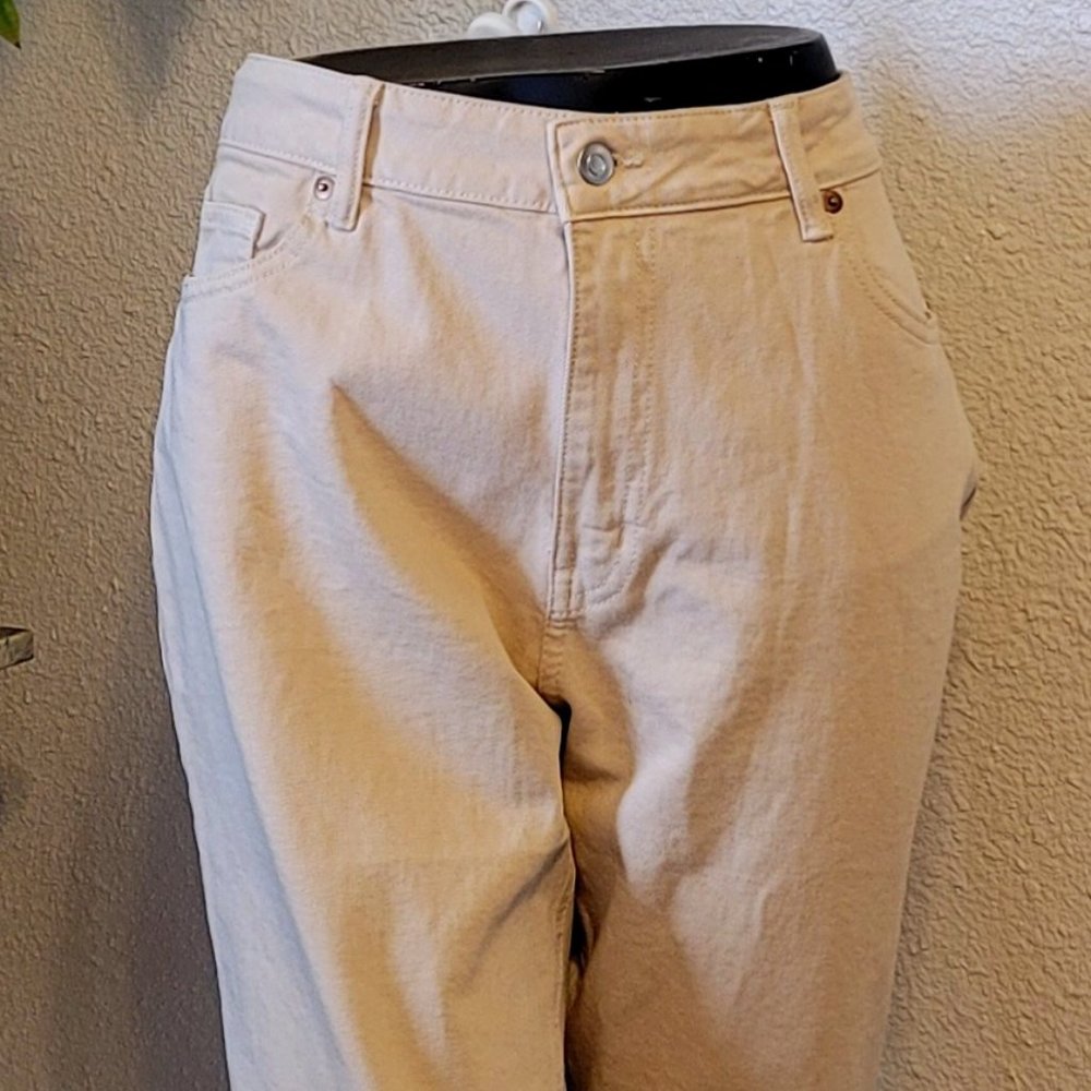 H&M high waist mom jeans, off white capri, women's size 14. New with tags!!